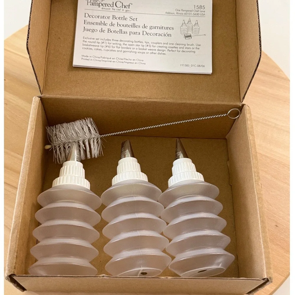 Pampered‎ Chef Decorator Bottle Set 1585 Icing Piping 3 Bottles Tips Brush